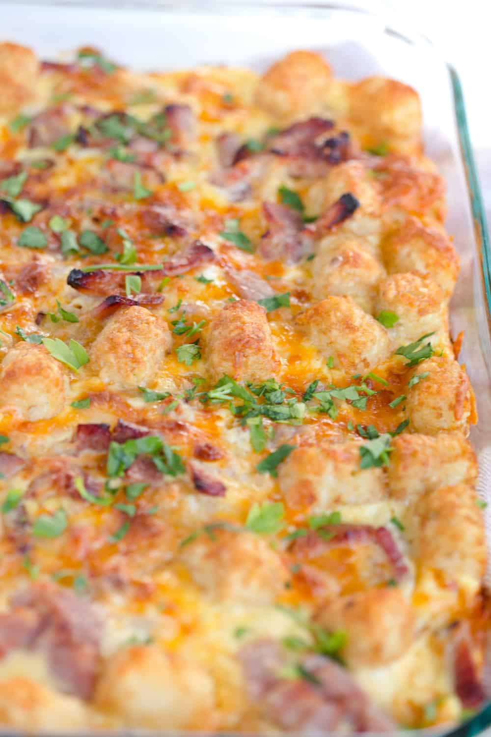 https://greensnchocolate.com/wp-content/uploads/2019/12/Ham-and-Cheddar-Tater-Tot-Breakfast-Casserole-6.jpg