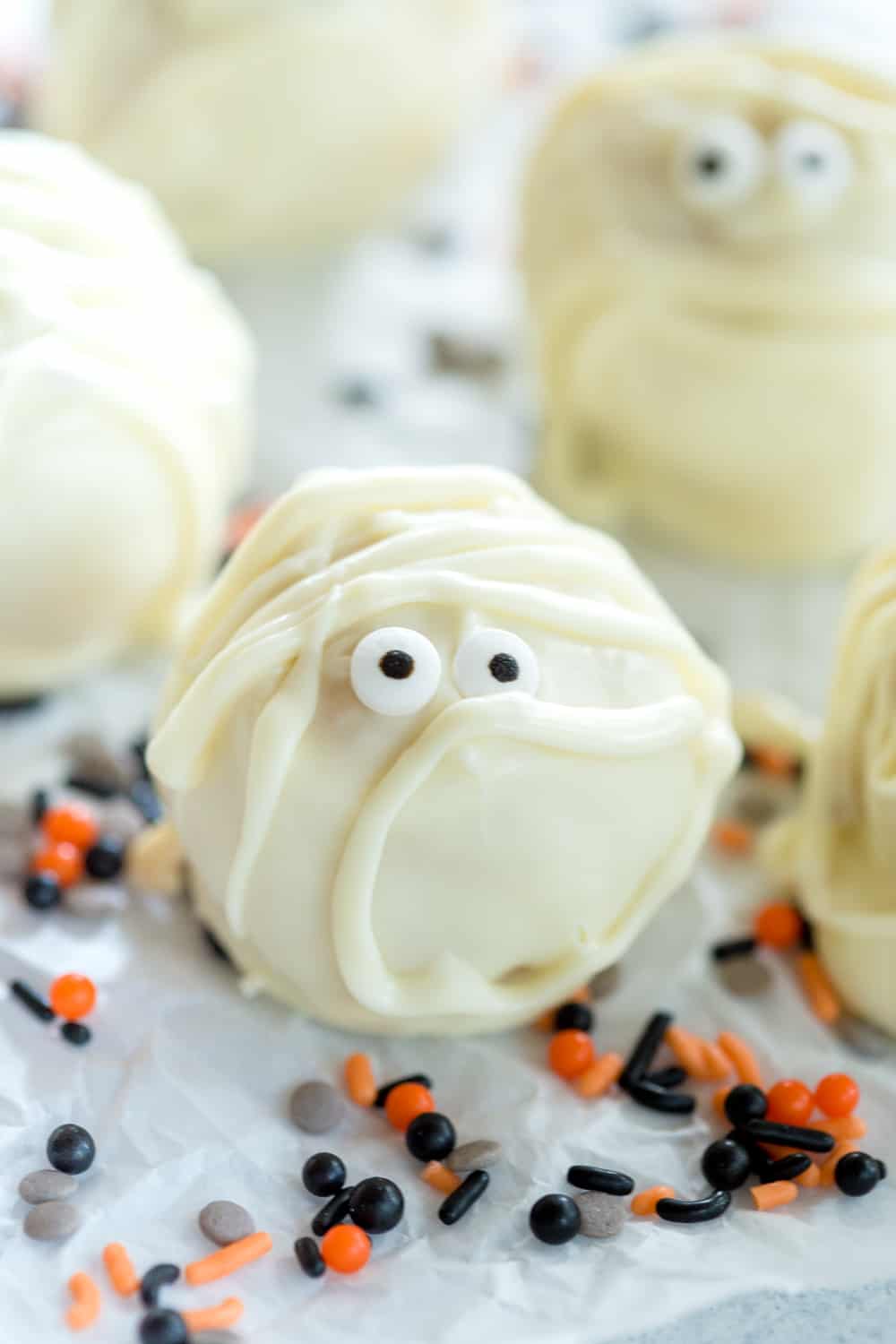 Halloween Cake Pops - Mummy Cakesicles - Oh My Veggies